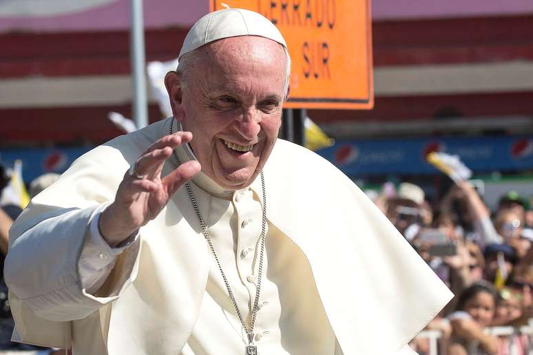 Papa Franciso acena para multidão em Santiago, no Chile 17/01/2018 REUTERS/Claudio Santana