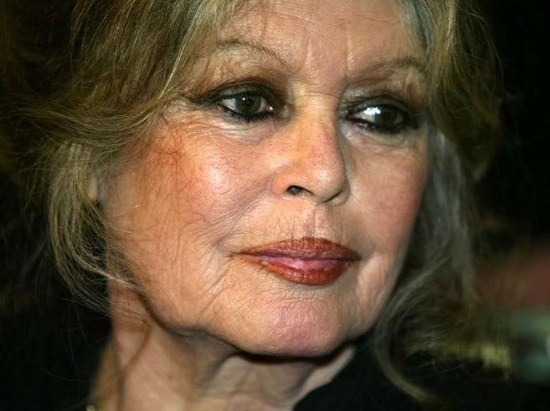 Brigitte Bardot, durante reunião com lideranças muçulmanas em Paris 11/2/2004 Reuters