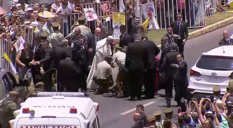 Papa Francisco ajuda policial que caiu do cacalo em Iquique, no Chile
18/01/2018 REUTERS TV