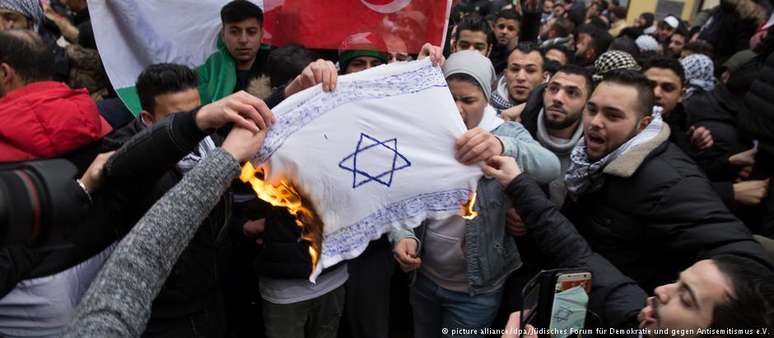 Manifestantes queimam bandeira com a estrela de Davi, símbolo do judaísmo, em Berlim, em dezembro de 2017