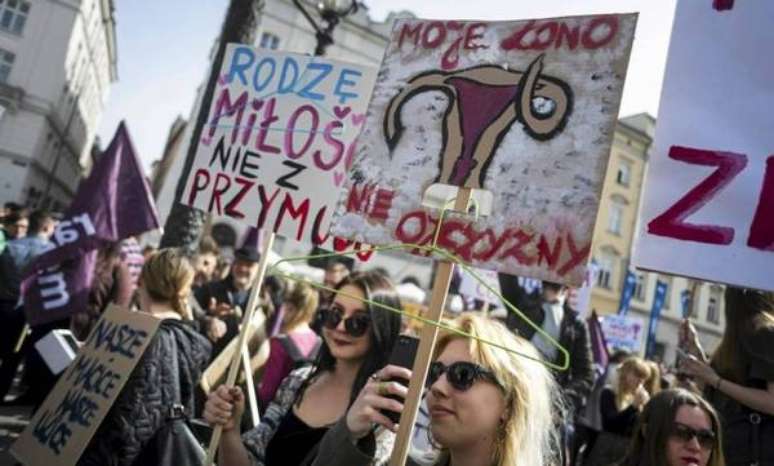 Milhares de mulheres protestam na Polônia a favor do aborto