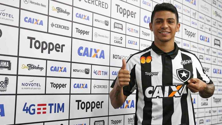 Na apresentação, Renatinho perguntou: ' A camisa caiu bem em mim?' (Foto: Vitor Silva/SSPress/Botafogo)