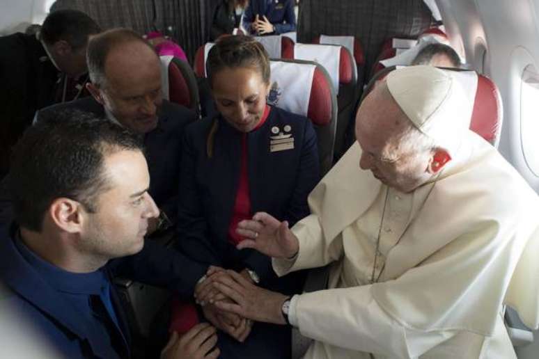 Casamento feito em avião foi ideia do Papa, dizem noivos