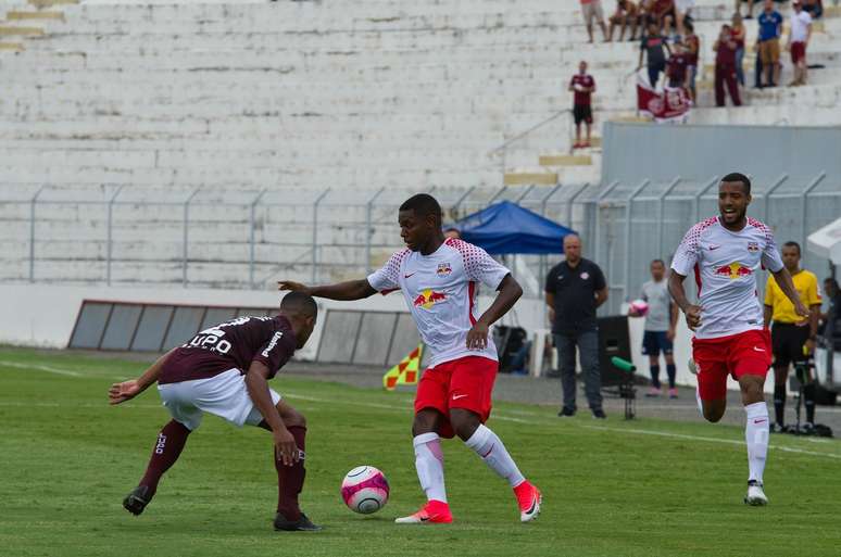 Jogadores do Red Bull Brasil e da Ferroviária correram em campo diante dos olhares de um pouco mais de 300 torcedores, em Campinas.