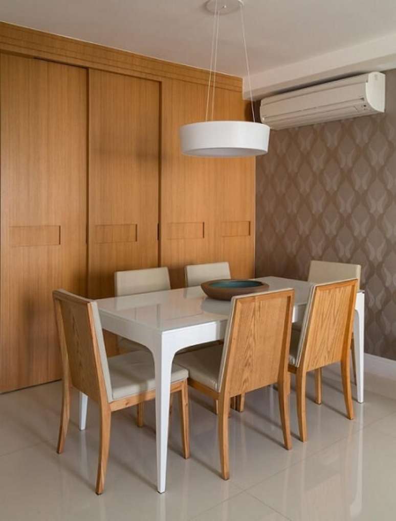 32. Sala de jantar com papel de parede para sala em tons de cinza. Projeto de Ana Yoshida
