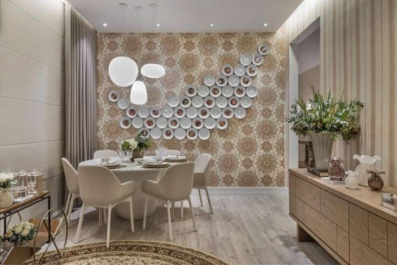 41. Sala de jantar em tons terrosos com papel de parede para sala estampado na mesma paleta. Projeto de Casa Cor 2016