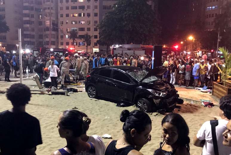 Carro de passeio é visto após atropelar pedestres no calçadão de Copacabana, no Rio de Janeiro 18/01/2018 REUTERS/Sebastian Rocandio