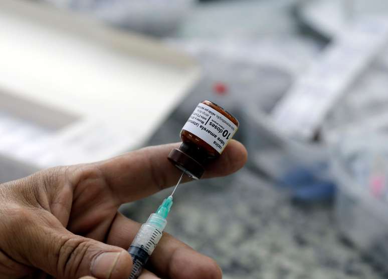 Preparação de vacina contra febre amarela para imunização em Mairiporã 10/1/2018 REUTERS/Paulo Whitaker 