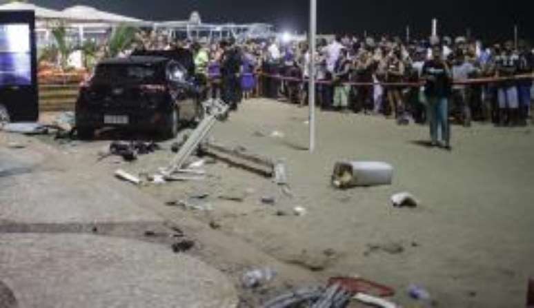 Veículo invadiu calçadão da Praia de Copacabana na noite de ontem  (EFE/Antonio Lacerda /Direitos Reservados)