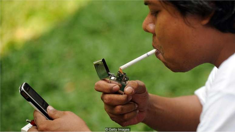 Para alguns cientistas, vício no uso de celular se assemelha ao tabagismo