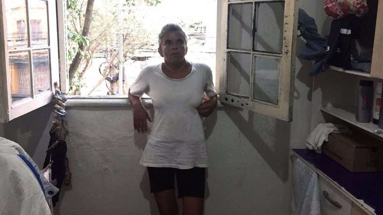 Rosana precisa fazer dez faxinas de R$ 60 para conseguir pagar o aluguel do quarto onde mora, na zona sul de São Paulo | Foto: Leandro Machado/BBC Brasil