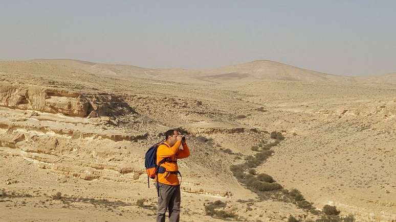 Voluntário procura por turista Oliver McAfee no deserto de Israel | Foto cortesia: Har Hanegev Search & Rescue Team