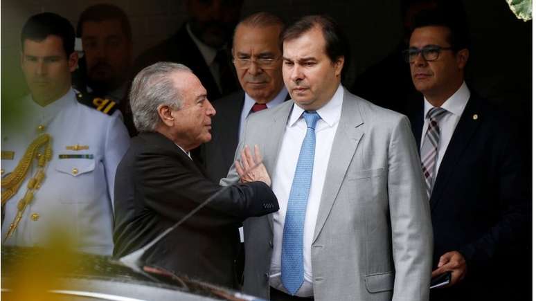 Rodrigo Maia (ao centro) com o presidente Michel Temer