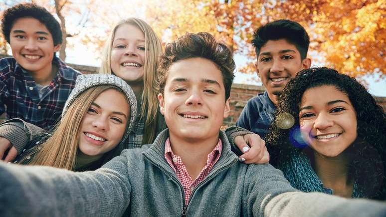 Segundo cientistas, jovens adiam planos de independência financeira e casamento, o que os torna ainda semidepentendes dos pais