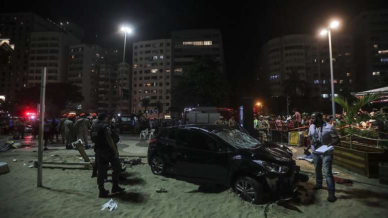 Carro que atropelou pelo menos 17 pessoas em Copacabana, no RJ