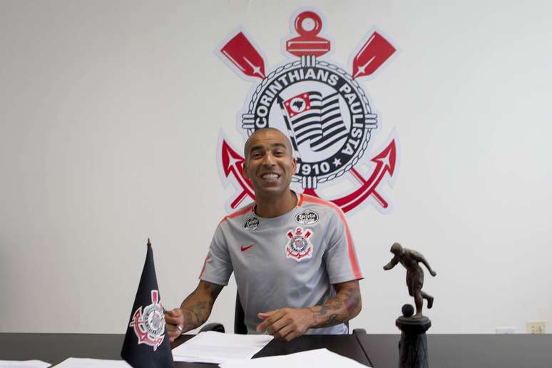 Emerson Sheik foi apresentado no CT do Corinthians na manhã desta sexta-feira (19).