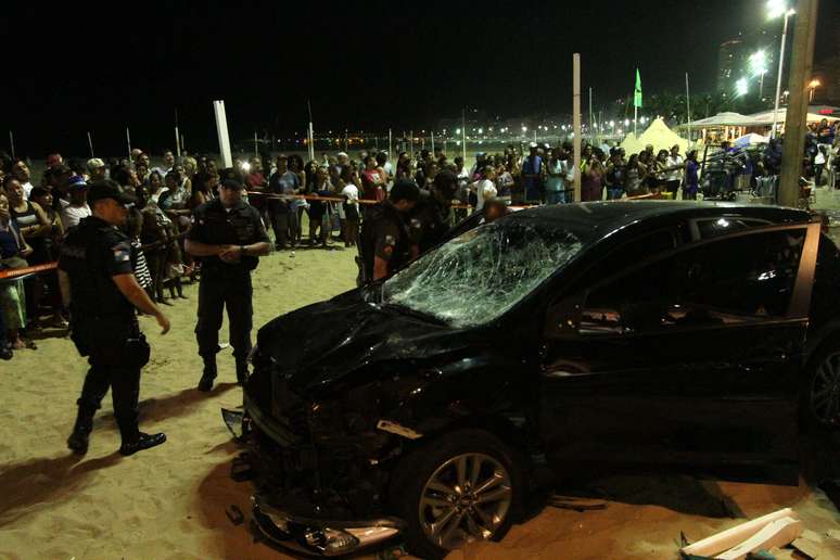 Carro invadiu calçadão de Copacabana e só parou na areia depois de atropelar 17 pessoas
