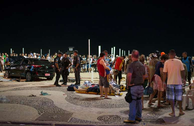 Equipes de resgate prestam socorro a vítimas de atropelamento em Copacabana