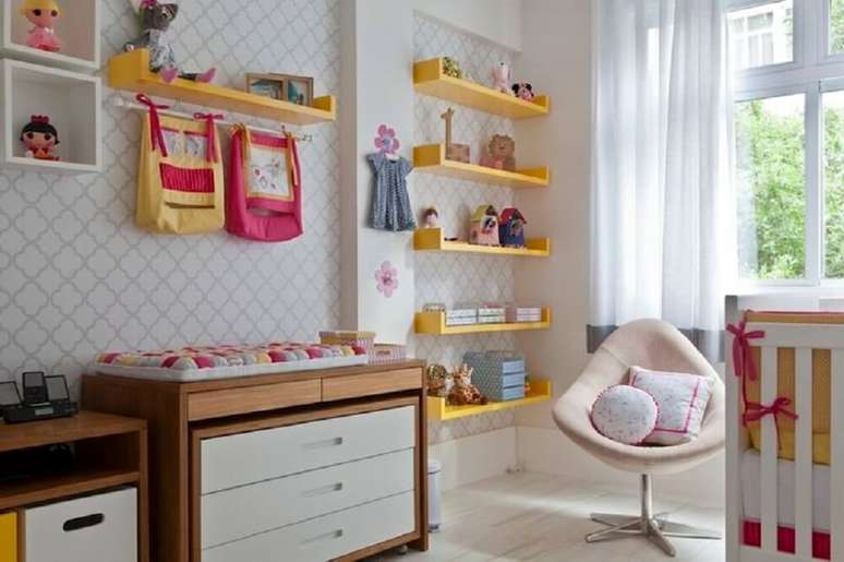17. Prateleiras coloridas dão mais alegria para o quarto do bebê