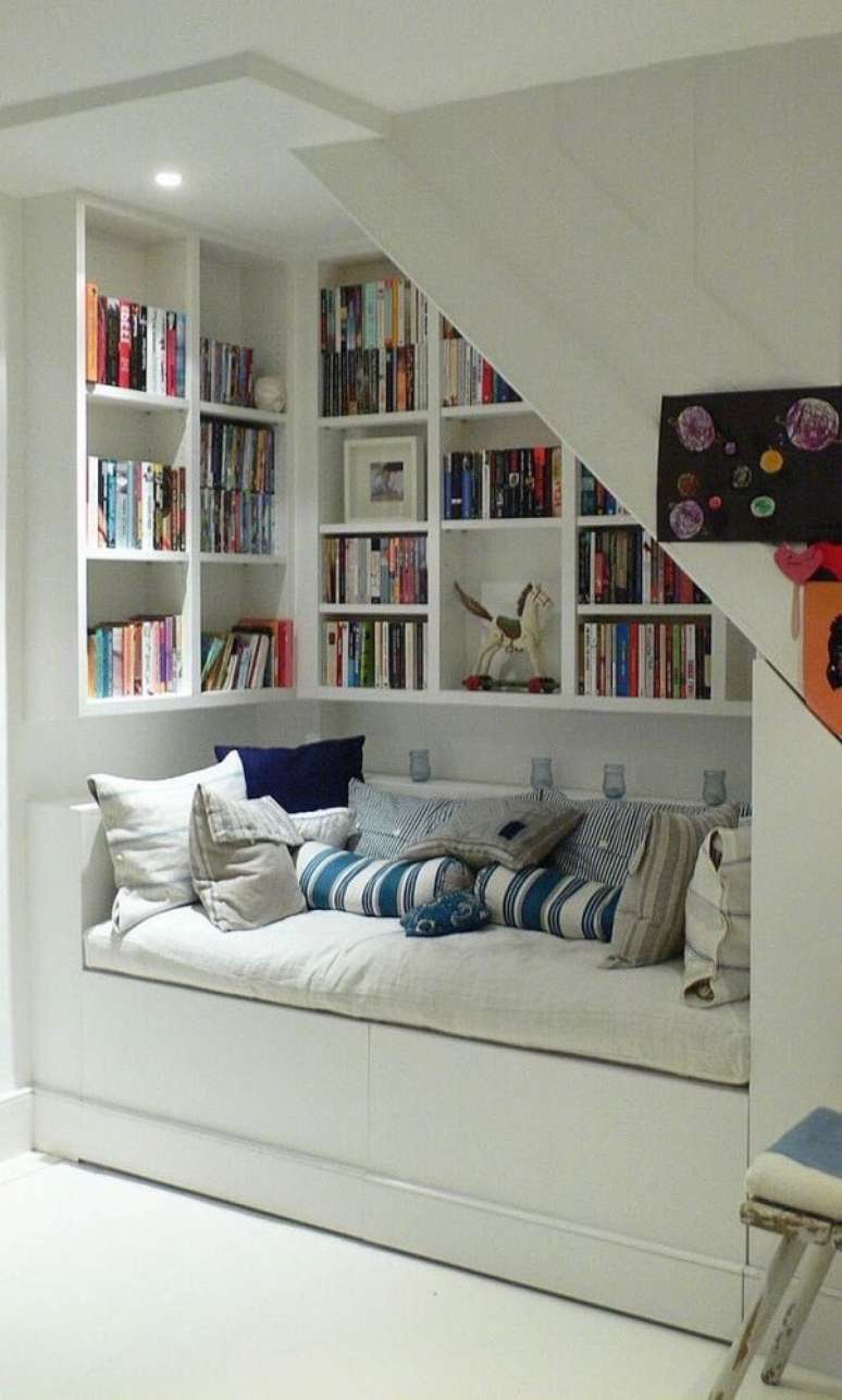 26. O quarto ficou super aconchegante com as prateleiras para livros.