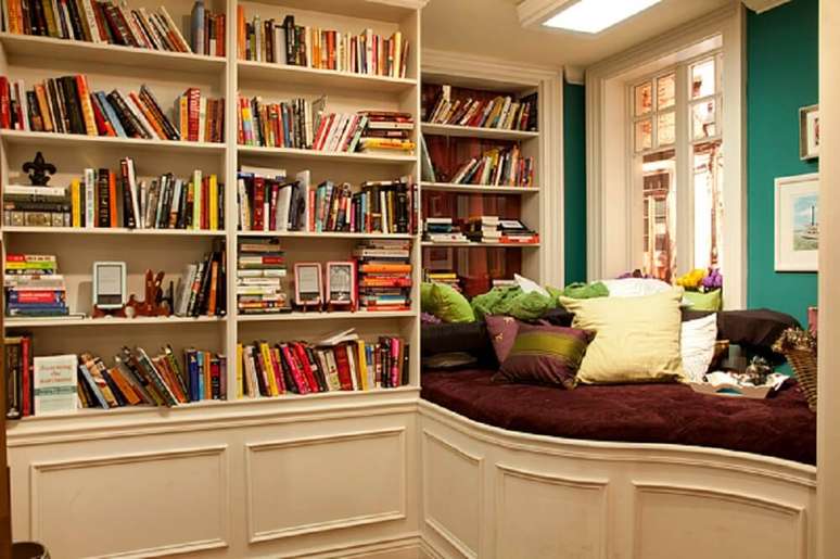 2. Prateleira de livros para quarto são uma excelente opção para manter seus livros organizados.