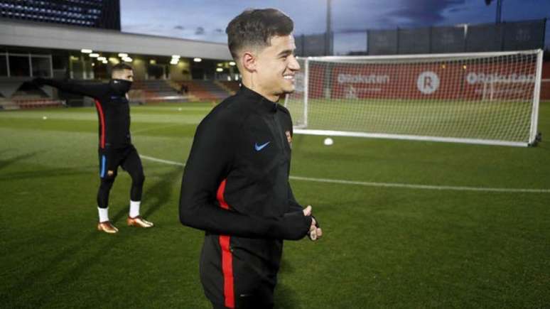 Coutinho treinou com os companheiros neste sábado (Foto: Lluis Gene / AFP)