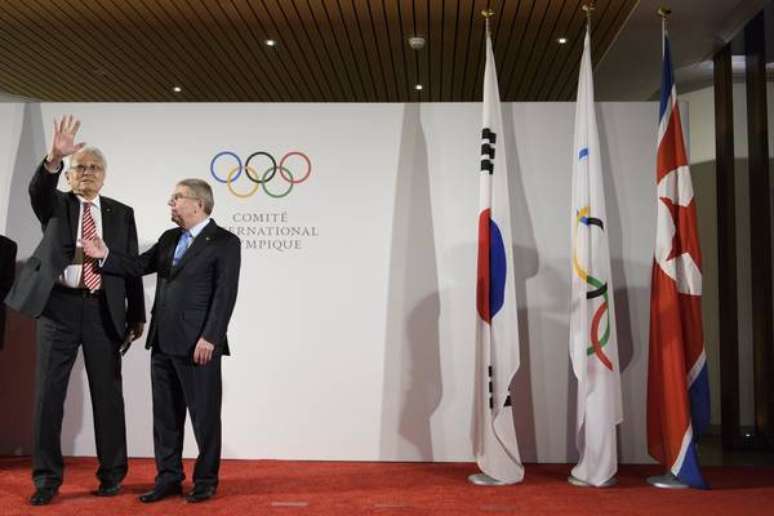 O presidente do COI, Thomas Bach (direita), recebeu representantes das duas Coreias em Lausanne, na Suíça
