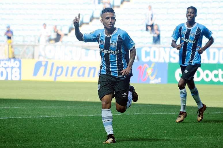 Matheuzinho, jogador do Grêmio, comemora seu gol durante partida contra o Caxias