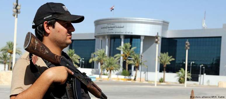 Policial patrulha Tribunal de Justiça em Bagdá, capital do Iraque 