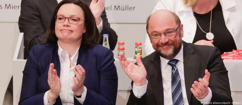 Líder Martin Schulz (dir.) e chefe de bancada do SPD  Andrea Nahles saúdam resultado da votação
