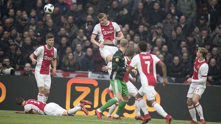 Ajax superou o arquirrival com ótima performance no segundo tempo (Foto: Divulgação/Twitter Ajax)