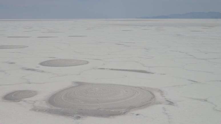 A costa sul do Lago Poopó é coberta por uma espessa camada de sal