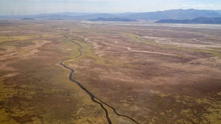 O rio Desaguadero, o maior afluente do lago Poop&oacute;, ficou praticamente sem &aacute;gua em novembro de 2017