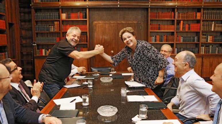João Santana aparece ao lado de Lula e Dilma (à esq. de Lula, com gravata avermelhada), que apertam as mãos em foto de 2014 | Foto: Ricardo Stuckert/Instituto Lula