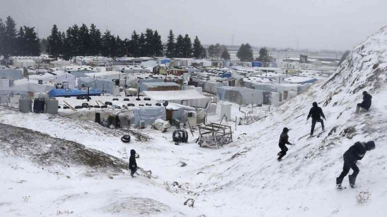 Refugiados sírios no Líbano têm de enfrentar o frio intenso nos meses de inverno