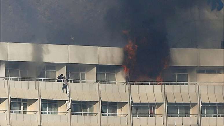 Hóspedes tentaram fugir do local usando cobertores como corda, enquanto saía fumaça e chamas do edifício