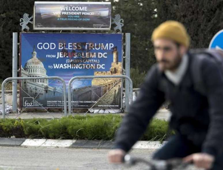 Cartaz de boas-vindas ao vice-presidente Mike Pence em Jerusalém