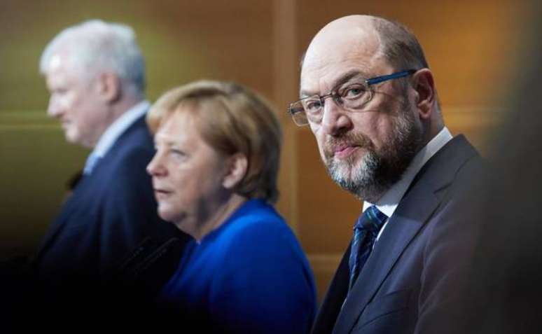 Rivais nas eleições, Angela Merkel e Martin Schulz governarão juntos