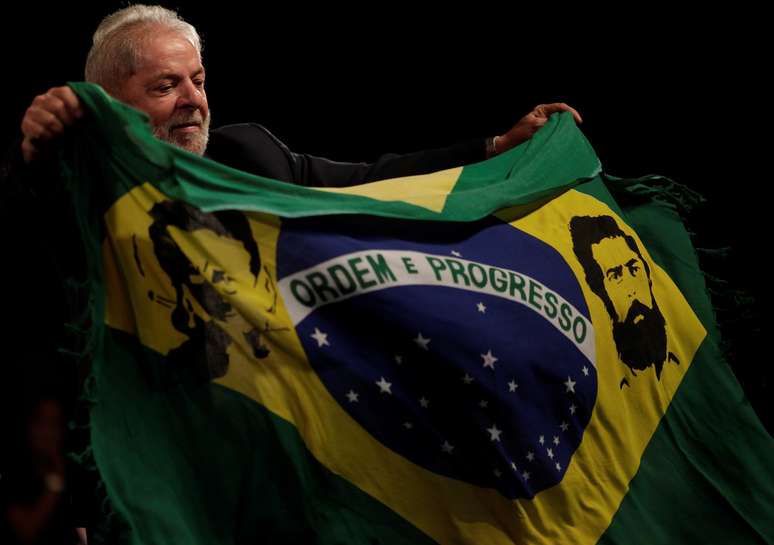 Lula segura bandeira em ato a favor de sua candidatura no Rio de Janeiro