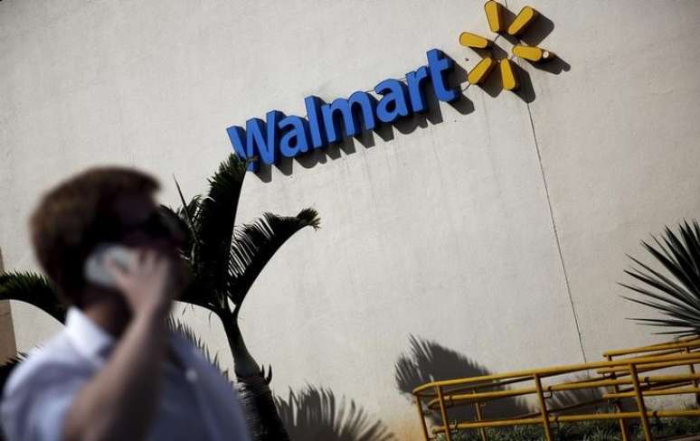 Homem passa por loja do Walmart, em S&atilde;o Paulo 16/02/2016 REUTERS/Nacho Doce