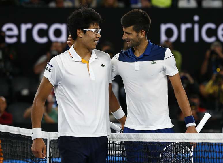 Novak Djokovic e Chung Hyeon após partida do Aberto da Austrália 22/01/2018 REUTERS/Edgar Su