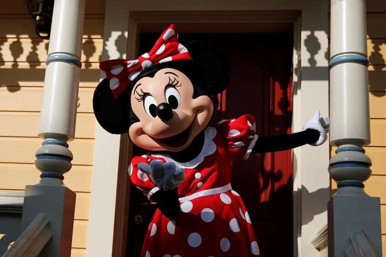 Personagem da Disney Minnie Mouse posa para foto na Disneyl&acirc;ndia Paris
16/03/2017 REUTERS/Benoit Tessier