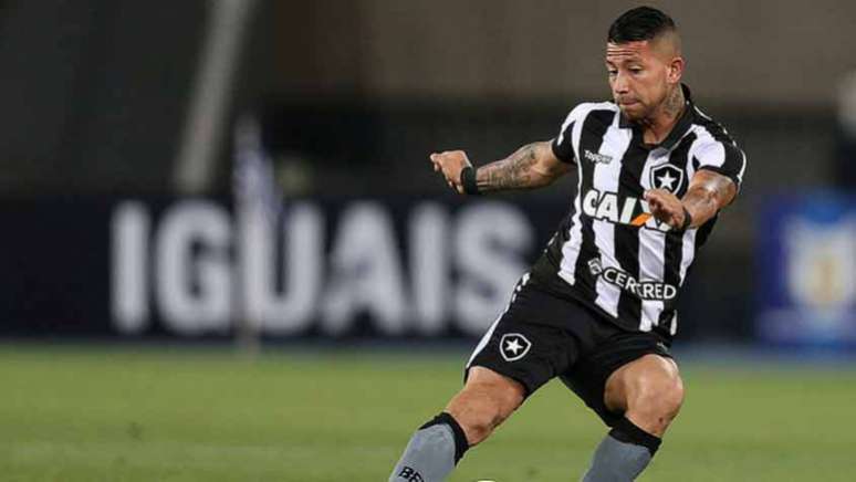 Leo Valencia ainda não teve uma exibição de gala pelo Botafogo (Foto: Divulgação)