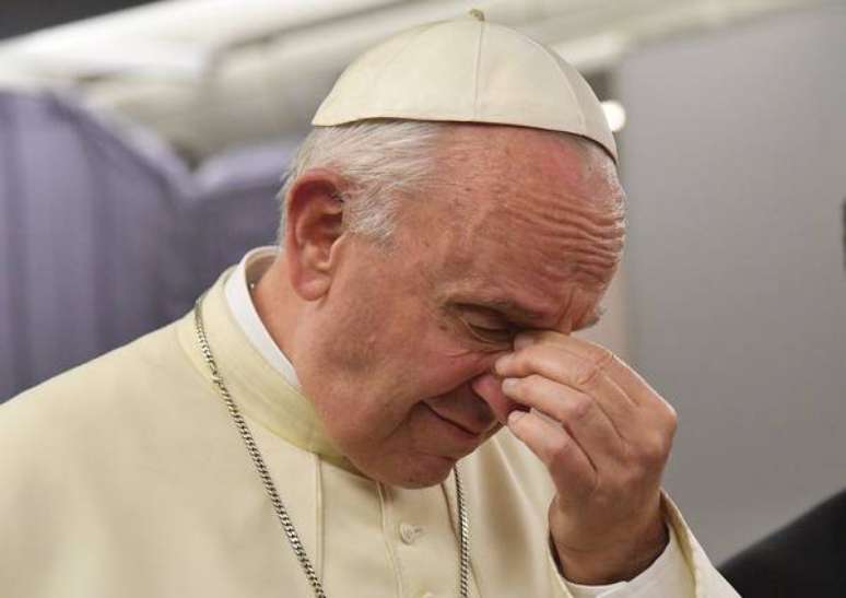 Papa Francisco concede entrevista durante voo para Roma