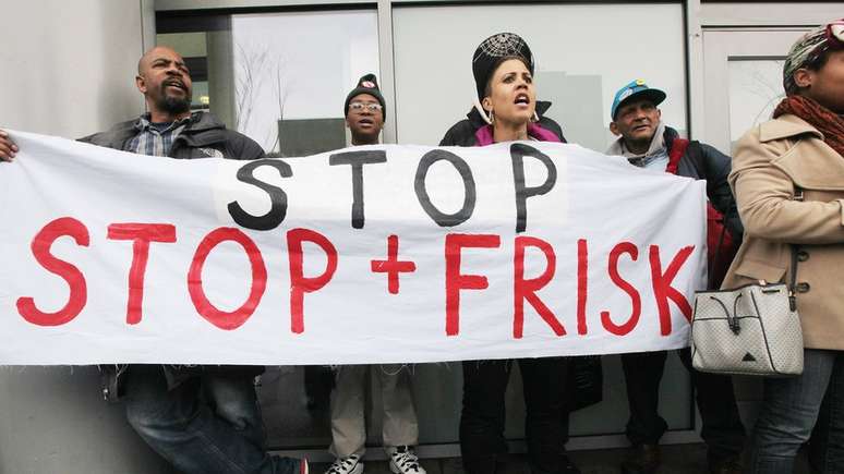 A polícia de Nova York reduziu sua polêmica tática de "parar e revistar" ("stop and frisk", em inglês) transeuntes