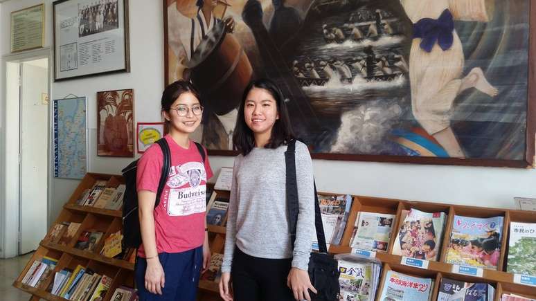 As japonesas Momoka (&agrave; esq.) e Mei vieram estudar a cultura okinawana no Brasil | Foto: Let&iacute;cia Mori/BBC Brasil