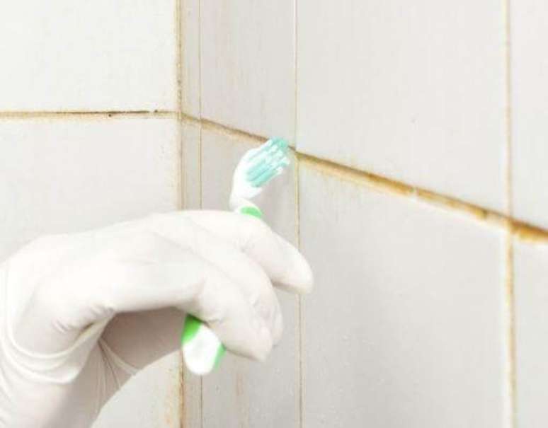 2. Se a sujeira for superficial, é possível limpar azulejo de banheiro com água e escova de dente