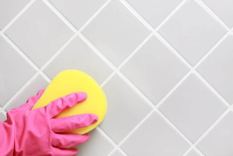 6. Essa dica de como limpar azulejo de banheiro com limo é muito mais simples do que você esperava, não é?