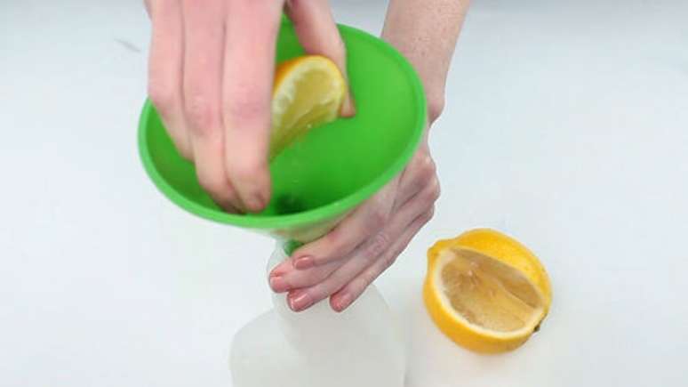3. Uma dupla poderosa das técnicas de como limpar azulejo de banheiro: vinagre e limão