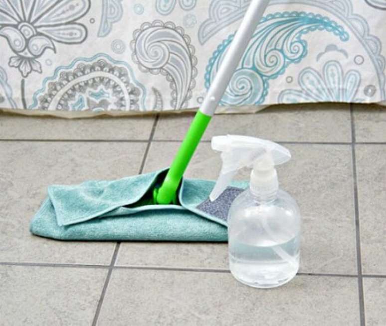 4. Todas essas dicas que estamos dando de como limpar azulejo de banheiro podem ser usadas tanto no chão quanto na parede